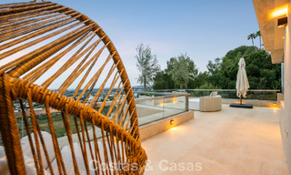Exclusief, modern duplex penthouse met panoramisch zeezicht te koop in Nueva Andalucia, Marbella 803126 