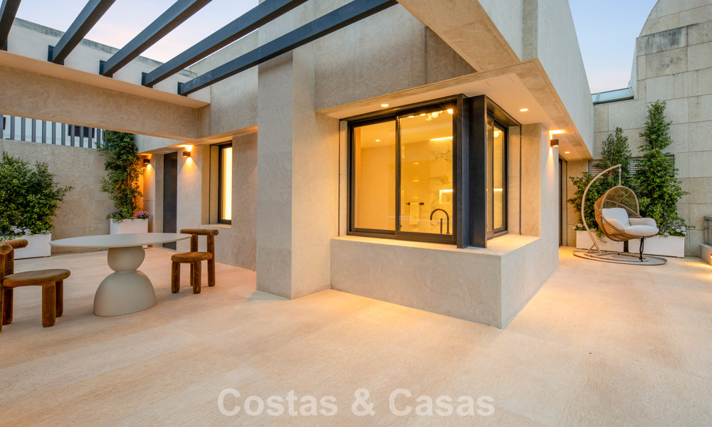 Exclusief, modern duplex penthouse met panoramisch zeezicht te koop in Nueva Andalucia, Marbella 803127