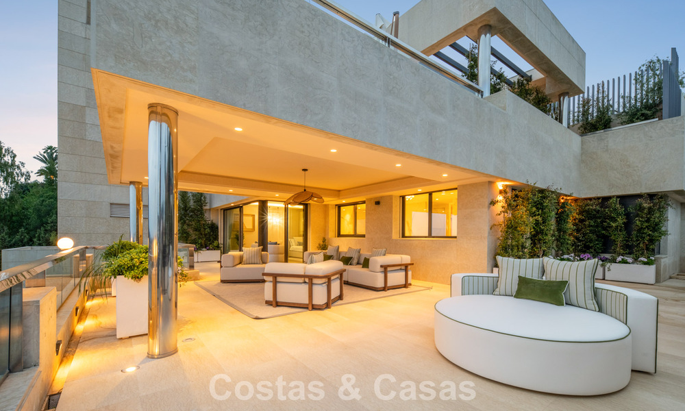 Exclusief, modern duplex penthouse met panoramisch zeezicht te koop in Nueva Andalucia, Marbella 803129