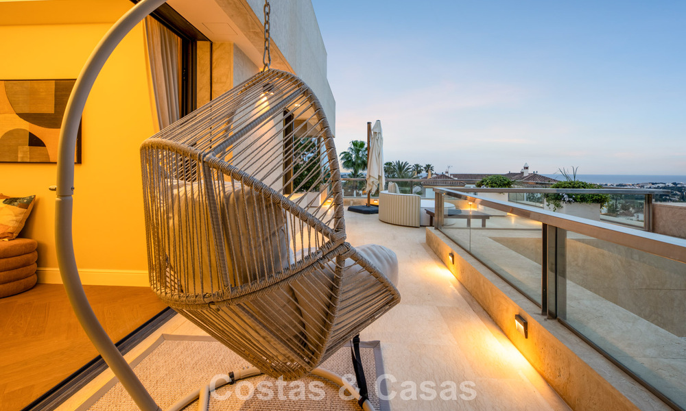 Exclusief, modern duplex penthouse met panoramisch zeezicht te koop in Nueva Andalucia, Marbella 803130