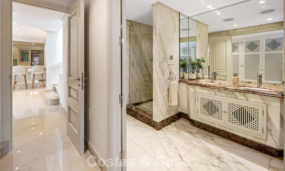 Eersteklas duplex penthouse te koop in een strandcomplex in Los Monteros, ten oosten van Marbella centrum 803211