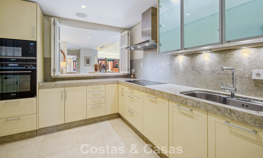 Eersteklas duplex penthouse te koop in een strandcomplex in Los Monteros, ten oosten van Marbella centrum 803215