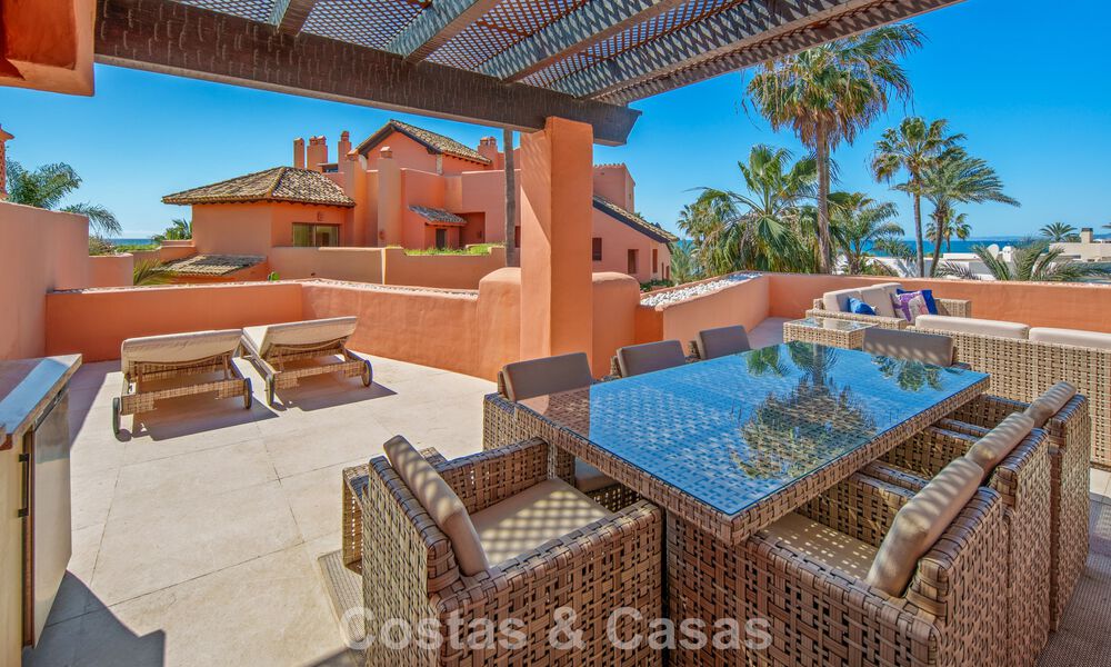 Eersteklas duplex penthouse te koop in een strandcomplex in Los Monteros, ten oosten van Marbella centrum 803236