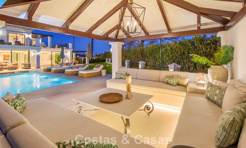 Luxueuze, mediterrane villa te koop, eerstelijnsgolf in een prestigieuze urbanisatie in Nueva Andalucia, Marbella 803263