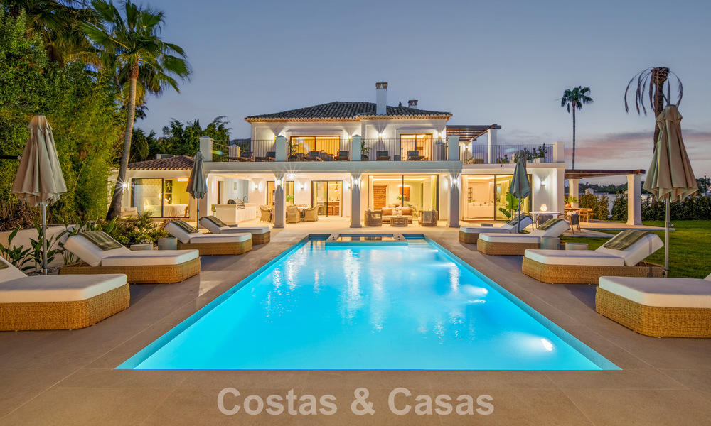 Luxueuze, mediterrane villa te koop, eerstelijnsgolf in een prestigieuze urbanisatie in Nueva Andalucia, Marbella 803264