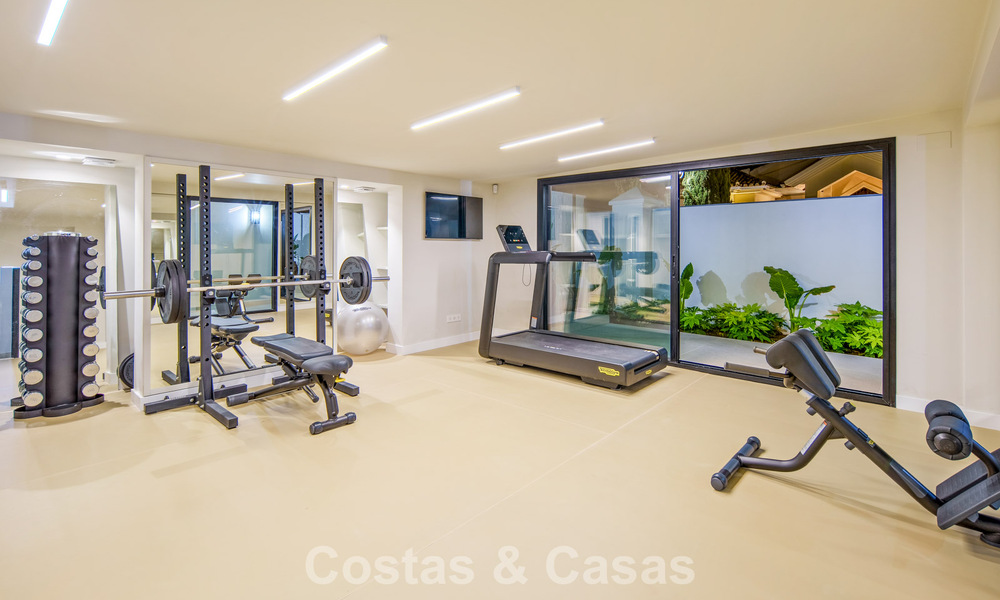 Luxueuze, mediterrane villa te koop, eerstelijnsgolf in een prestigieuze urbanisatie in Nueva Andalucia, Marbella 803266