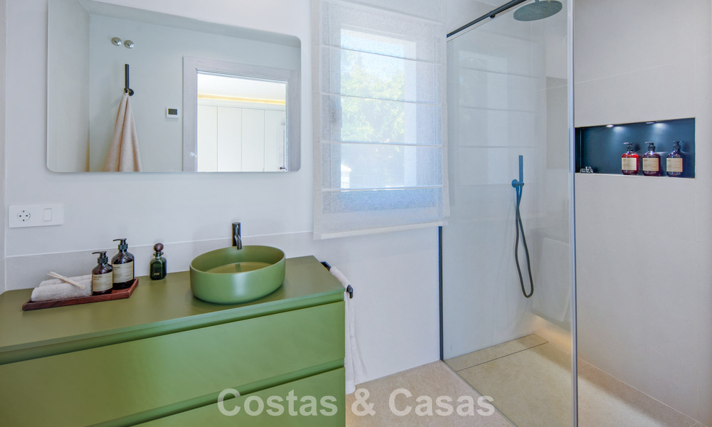 Luxueuze, mediterrane villa te koop, eerstelijnsgolf in een prestigieuze urbanisatie in Nueva Andalucia, Marbella 803278