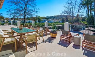 Luxueuze, mediterrane villa te koop, eerstelijnsgolf in een prestigieuze urbanisatie in Nueva Andalucia, Marbella 803281 