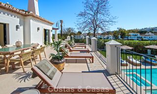 Luxueuze, mediterrane villa te koop, eerstelijnsgolf in een prestigieuze urbanisatie in Nueva Andalucia, Marbella 803282 