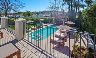 Luxueuze, mediterrane villa te koop, eerstelijnsgolf in een prestigieuze urbanisatie in Nueva Andalucia, Marbella 803283 
