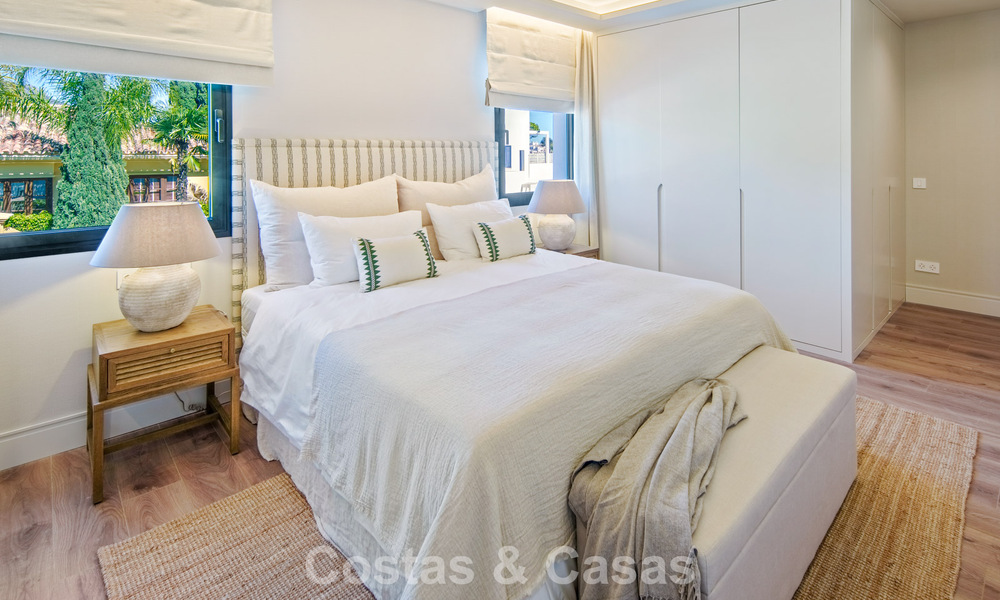 Luxueuze, mediterrane villa te koop, eerstelijnsgolf in een prestigieuze urbanisatie in Nueva Andalucia, Marbella 803285