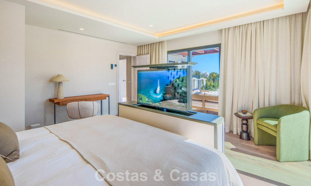 Luxueuze, mediterrane villa te koop, eerstelijnsgolf in een prestigieuze urbanisatie in Nueva Andalucia, Marbella 803294