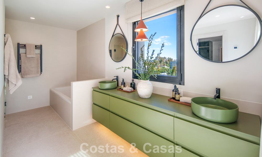 Luxueuze, mediterrane villa te koop, eerstelijnsgolf in een prestigieuze urbanisatie in Nueva Andalucia, Marbella 803296