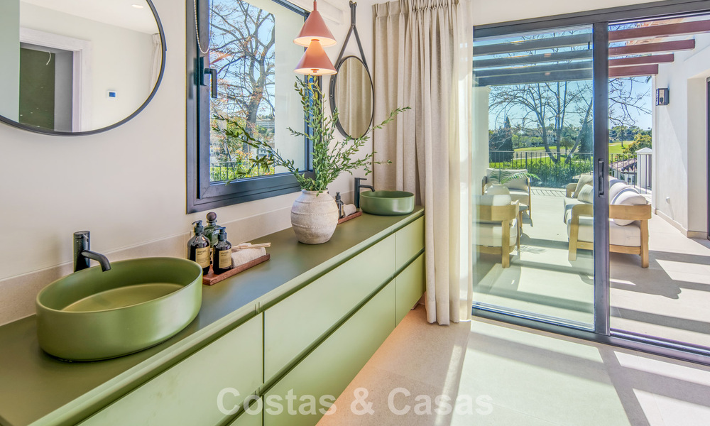 Luxueuze, mediterrane villa te koop, eerstelijnsgolf in een prestigieuze urbanisatie in Nueva Andalucia, Marbella 803297