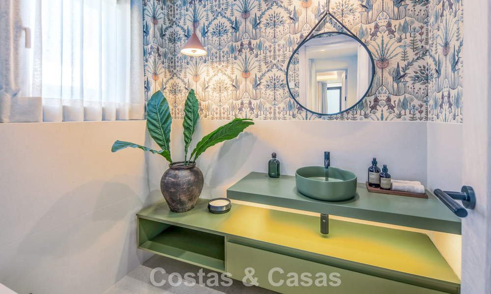 Luxueuze, mediterrane villa te koop, eerstelijnsgolf in een prestigieuze urbanisatie in Nueva Andalucia, Marbella 803305