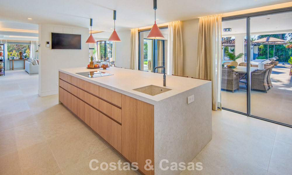 Luxueuze, mediterrane villa te koop, eerstelijnsgolf in een prestigieuze urbanisatie in Nueva Andalucia, Marbella 803313