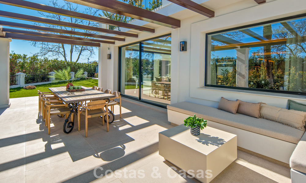 Luxueuze, mediterrane villa te koop, eerstelijnsgolf in een prestigieuze urbanisatie in Nueva Andalucia, Marbella 803327