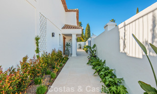 Luxueuze, mediterrane villa te koop, eerstelijnsgolf in een prestigieuze urbanisatie in Nueva Andalucia, Marbella 803329 