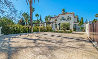 Luxueuze, mediterrane villa te koop, eerstelijnsgolf in een prestigieuze urbanisatie in Nueva Andalucia, Marbella 803330 