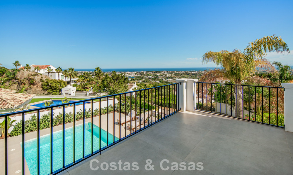 Eigentijdse, Spaanse luxevilla met panoramisch zeezicht te koop in Marbella - Benahavis 803388