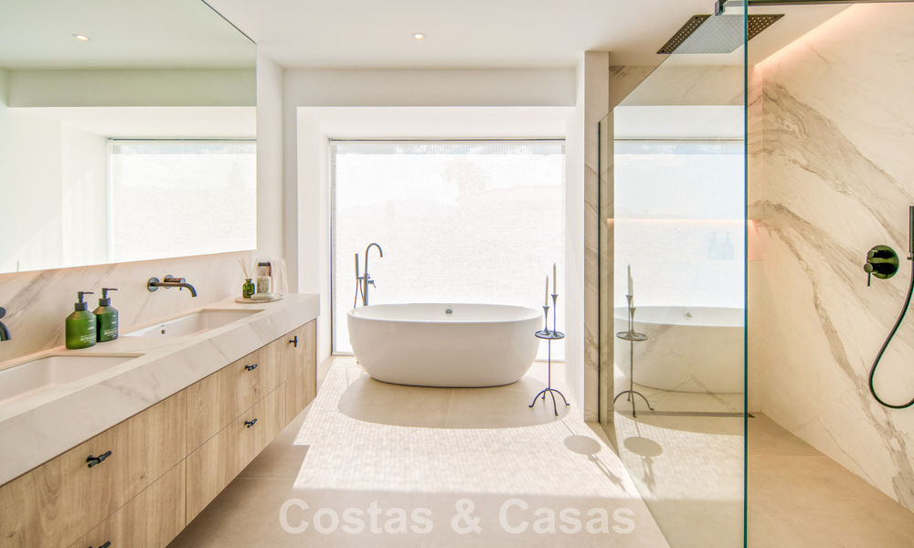 Eigentijdse, Spaanse luxevilla met panoramisch zeezicht te koop in Marbella - Benahavis 803390