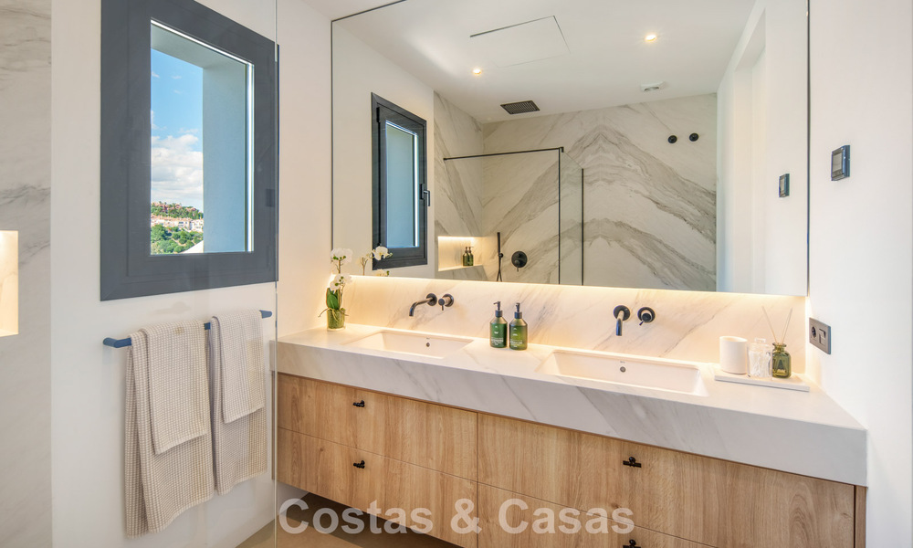 Eigentijdse, Spaanse luxevilla met panoramisch zeezicht te koop in Marbella - Benahavis 803395
