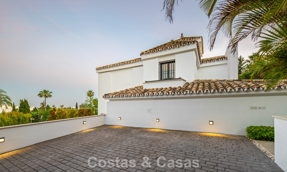 Elegante luxevilla met eigentijds-mediterrane architectuur te koop in een besloten wijk in Nueva Andalucia, Marbella 803410