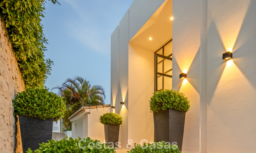 Elegante luxevilla met eigentijds-mediterrane architectuur te koop in een besloten wijk in Nueva Andalucia, Marbella 803416