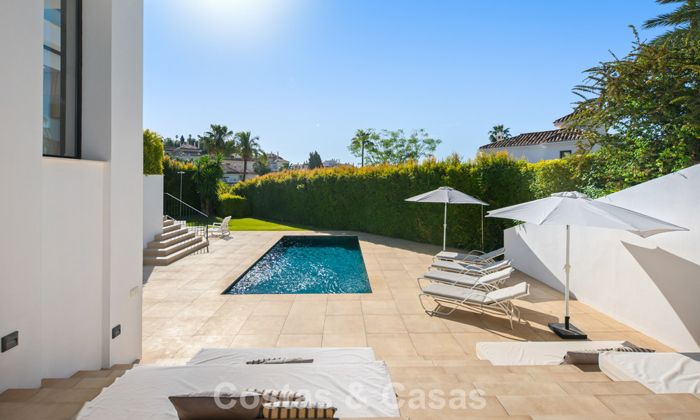 Elegante luxevilla met eigentijds-mediterrane architectuur te koop in een besloten wijk in Nueva Andalucia, Marbella 803423