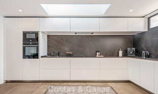 Elegante luxevilla met eigentijds-mediterrane architectuur te koop in een besloten wijk in Nueva Andalucia, Marbella 803445 