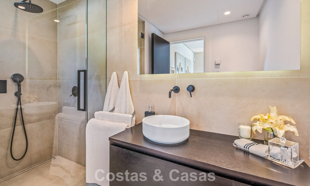 Elegante luxevilla met eigentijds-mediterrane architectuur te koop in een besloten wijk in Nueva Andalucia, Marbella 803450