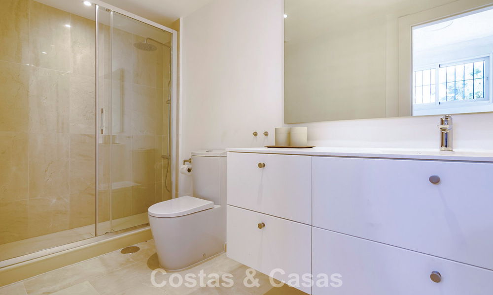 Gerenoveerde, halfvrijstaande woning met frontlinie golfzicht te koop in Aloha, Nueva Andalucia, Marbella 803144