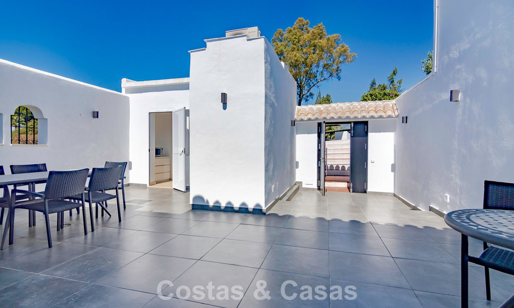 Gerenoveerde, halfvrijstaande woning met frontlinie golfzicht te koop in Aloha, Nueva Andalucia, Marbella 803152