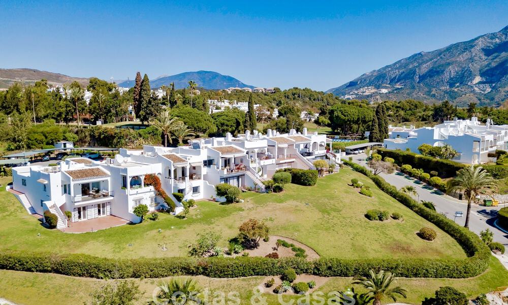 Gerenoveerde, halfvrijstaande woning met frontlinie golfzicht te koop in Aloha, Nueva Andalucia, Marbella 803156