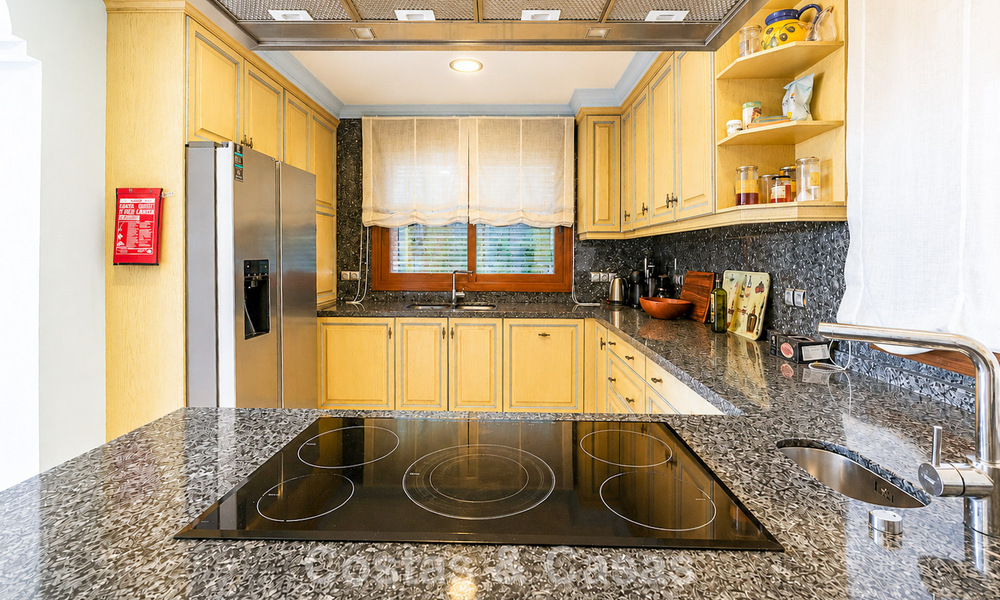 Ruime Mediterrane villa met zeezicht en fantastisch renovatiepotentieel te koop in La Quinta, Marbella - Benahavis 803482