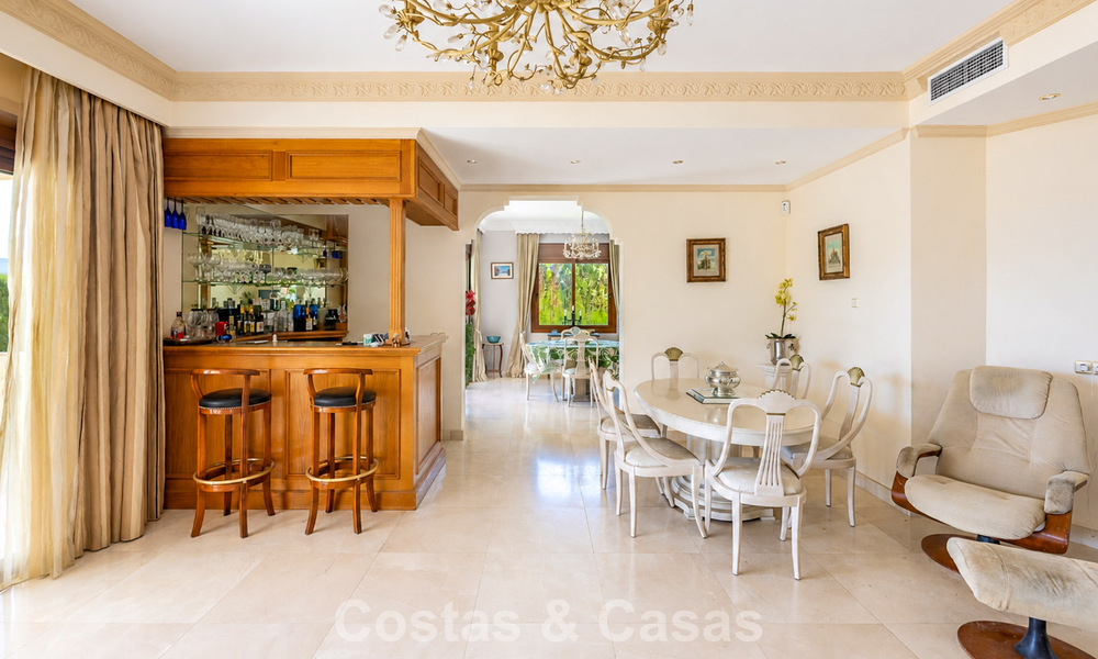 Ruime Mediterrane villa met zeezicht en fantastisch renovatiepotentieel te koop in La Quinta, Marbella - Benahavis 803485