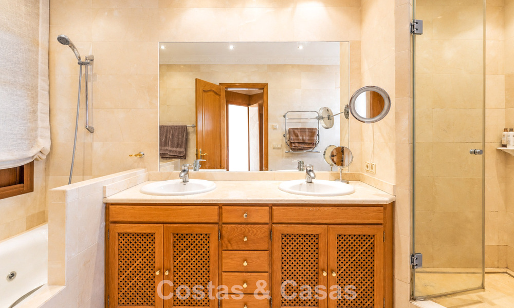 Ruime Mediterrane villa met zeezicht en fantastisch renovatiepotentieel te koop in La Quinta, Marbella - Benahavis 803491