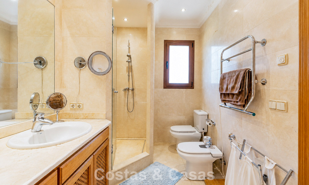 Ruime Mediterrane villa met zeezicht en fantastisch renovatiepotentieel te koop in La Quinta, Marbella - Benahavis 803492