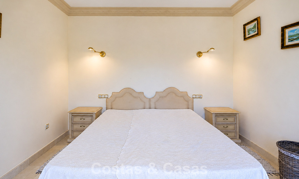 Ruime Mediterrane villa met zeezicht en fantastisch renovatiepotentieel te koop in La Quinta, Marbella - Benahavis 803495