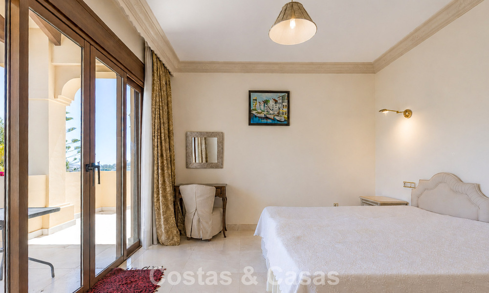 Ruime Mediterrane villa met zeezicht en fantastisch renovatiepotentieel te koop in La Quinta, Marbella - Benahavis 803496