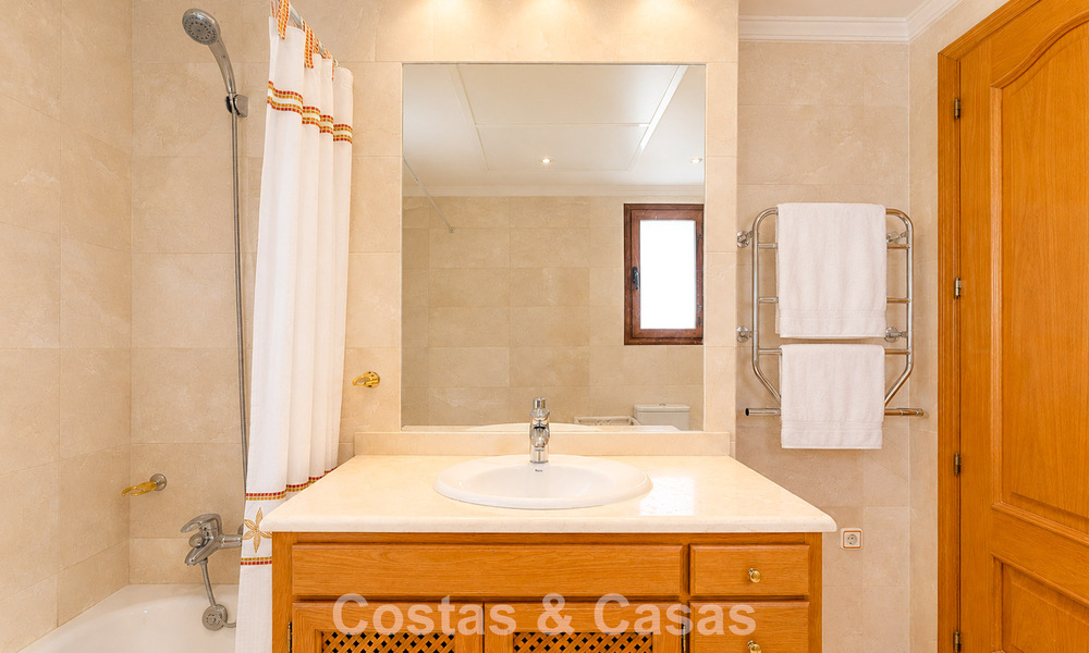 Ruime Mediterrane villa met zeezicht en fantastisch renovatiepotentieel te koop in La Quinta, Marbella - Benahavis 803497