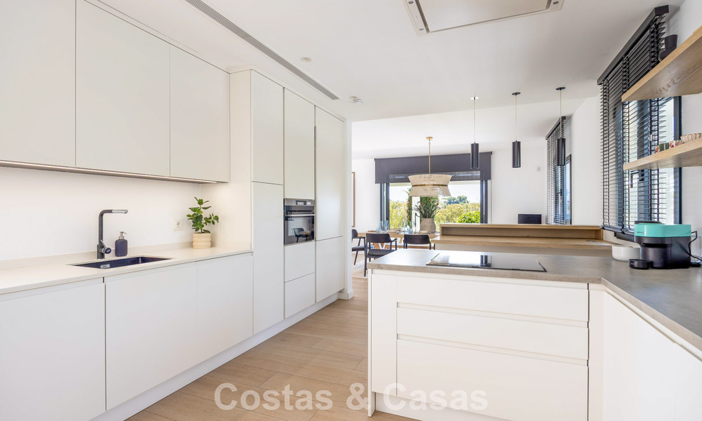 Gelijkvloerse luxevilla met Spaanse bouwstijl en directe toegang tot de golfbaan te koop in Marbella - Benahavis 803510