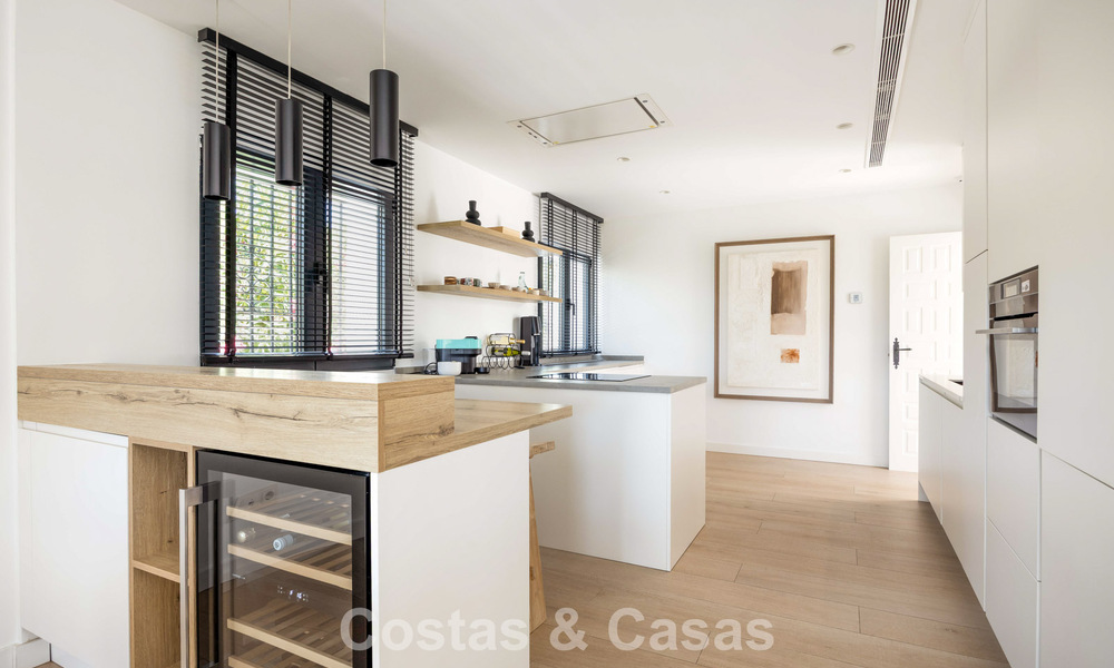 Gelijkvloerse luxevilla met Spaanse bouwstijl en directe toegang tot de golfbaan te koop in Marbella - Benahavis 803512