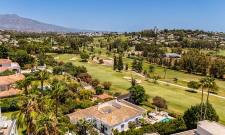 Gelijkvloerse luxevilla met Spaanse bouwstijl en directe toegang tot de golfbaan te koop in Marbella - Benahavis 803516