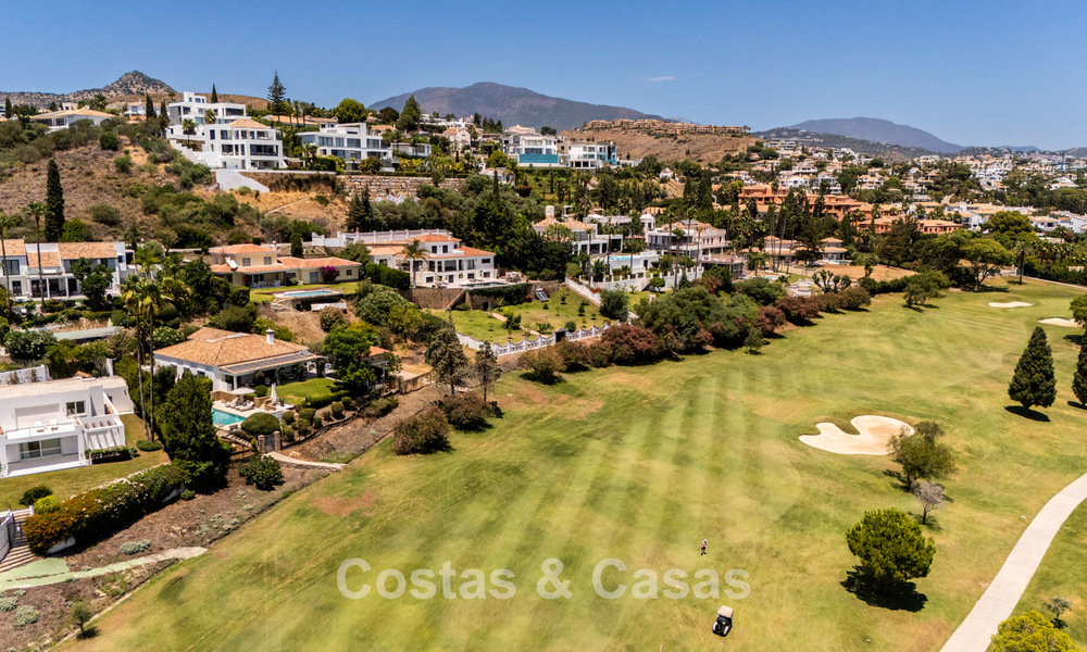 Gelijkvloerse luxevilla met Spaanse bouwstijl en directe toegang tot de golfbaan te koop in Marbella - Benahavis 803518