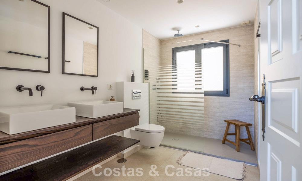 Gelijkvloerse luxevilla met Spaanse bouwstijl en directe toegang tot de golfbaan te koop in Marbella - Benahavis 803521