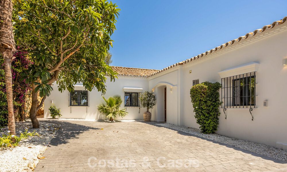Gelijkvloerse luxevilla met Spaanse bouwstijl en directe toegang tot de golfbaan te koop in Marbella - Benahavis 803523