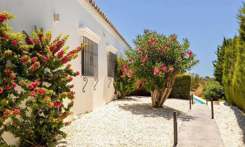 Gelijkvloerse luxevilla met Spaanse bouwstijl en directe toegang tot de golfbaan te koop in Marbella - Benahavis 803524