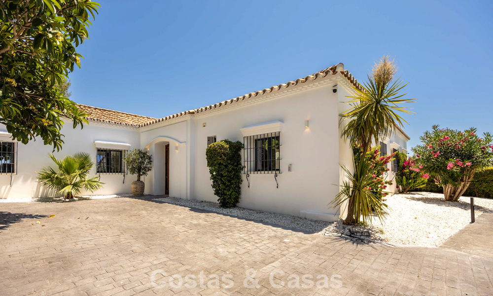 Gelijkvloerse luxevilla met Spaanse bouwstijl en directe toegang tot de golfbaan te koop in Marbella - Benahavis 803525