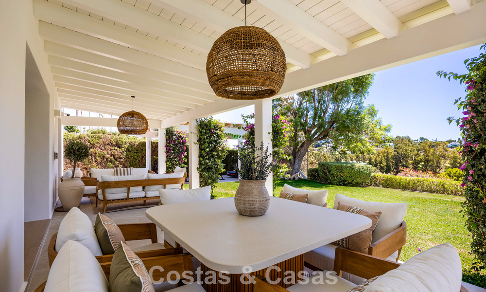 Gelijkvloerse luxevilla met Spaanse bouwstijl en directe toegang tot de golfbaan te koop in Marbella - Benahavis 803526